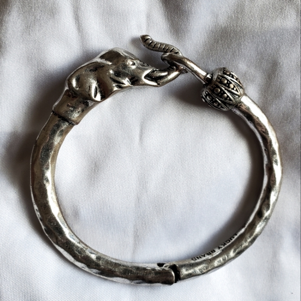Silver elephant necklace and bracelet